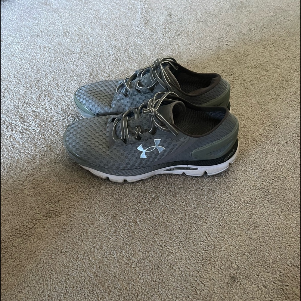 Under Armour shoes in great condition